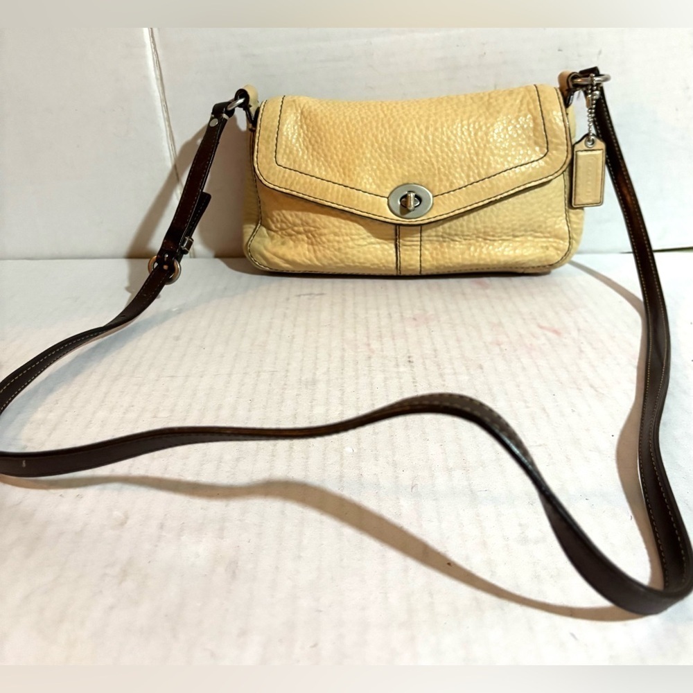 Coach vintage Elegant Cream Leather Crossbody Bag